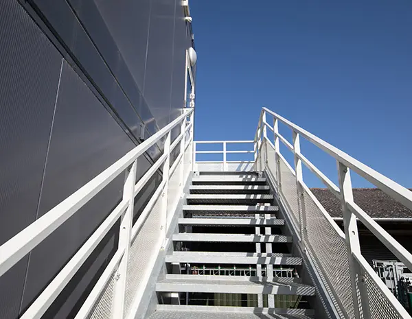 Location bâtiment temporaire escaliers sur module de location de restaurant sur chantier