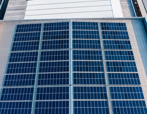 Location bâtiment temporaire panneaux photovoltaïque sur modulaire de réfectoire de chantier