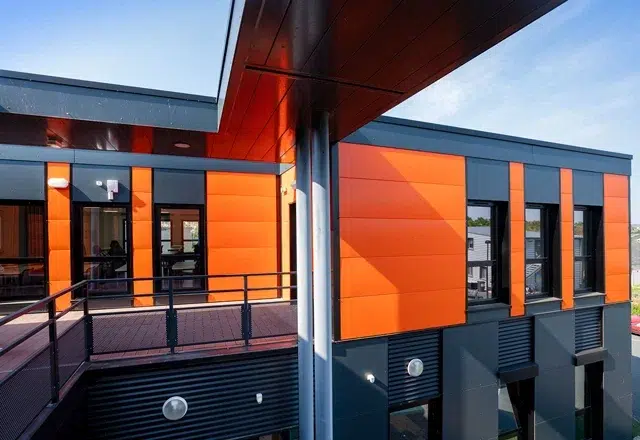 Bureaux modulaires façade orange et grise