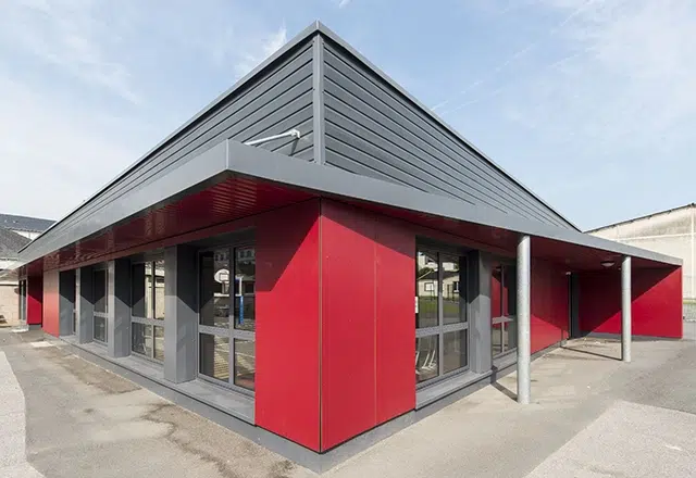 Construction restaurant scolaire ou cantines bâtiment modulaire rouge et gris