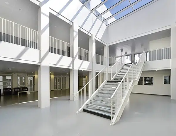 Construction d'escalier et verrière dans un lycée ou collège