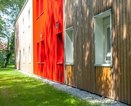 logement exterieur blanc rouge bois