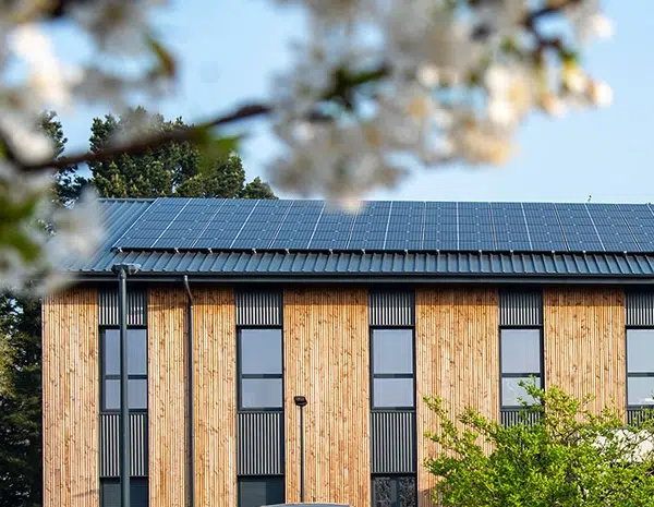Construction de maisons des communes avec des panneaux photovoltaïques