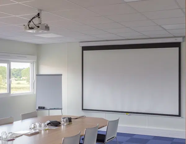 Intégration équipement audiovisuel dans la construction de salle de réunion et formation