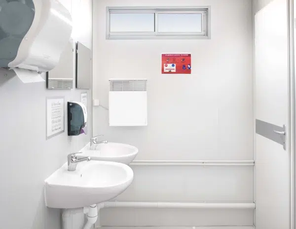 Lavabos intégrés dans sanitaire de chantier et vestiaire