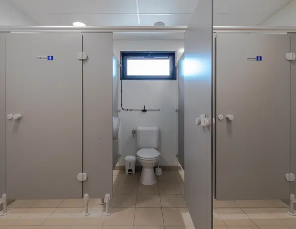 WC privatifs dans sanitaire de chantier et vestiaire