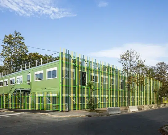 bâtiment public modulaire façade jaune et verte