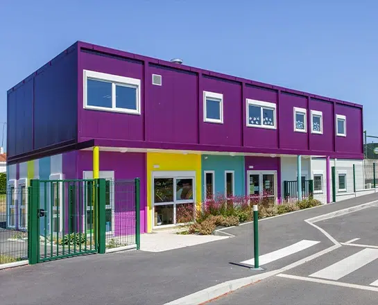 Bâtiment violet, vert et bleu sur étages pour la construction de crèches et de garderies