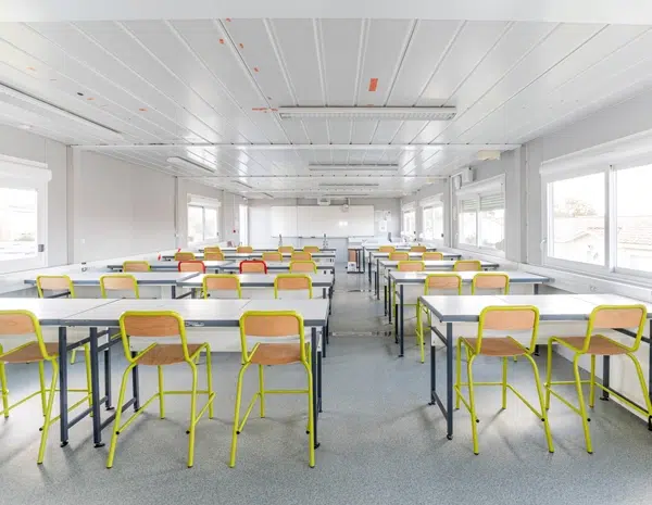 Aménagement intérieur d'une salle de classe dans une école modulaire