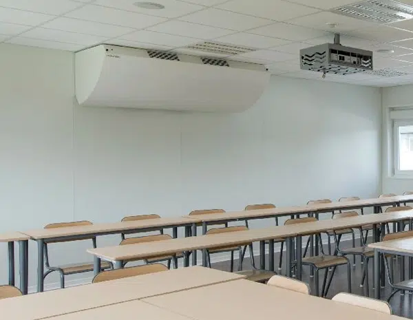 salle de classe avec climatisation dans une école modulaire