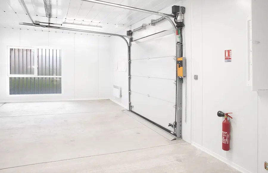 Porte de garage électrique pour la location d'un container de stockage