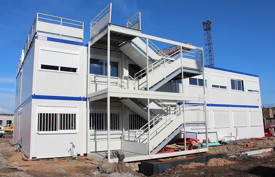 Module avec des escaliers sur la location de sanitaires et vestiaires de chantier