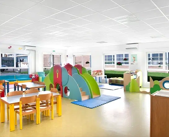 espace interieur avec jeux pour enfants dans creche modulaire de location