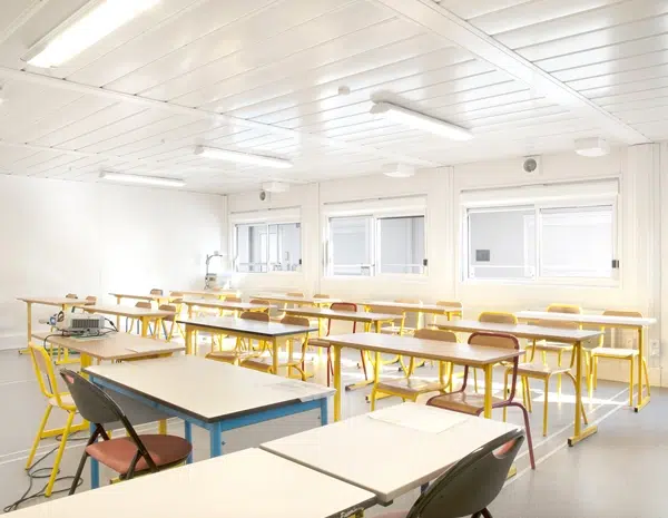Salle de classe mobilier jaune dans école modulaire