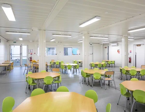 Location salles de classes avec grandes tables rondes