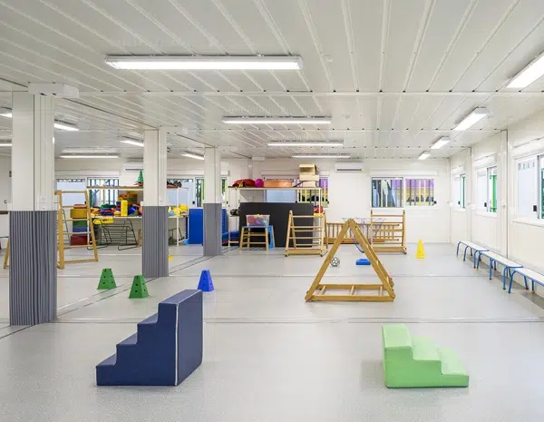 Salle de classe modulaire aménagée avec jeux pour enfants