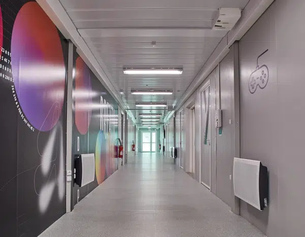 Couloir dans école modulaire à la location
