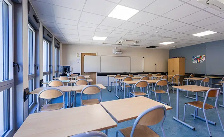 salle de classe vide vue du fond chaises grises