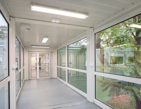 Couloir dans école modulaire de location